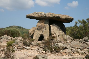 Úžasný dolmen Coste Rouge v areálu kláštera